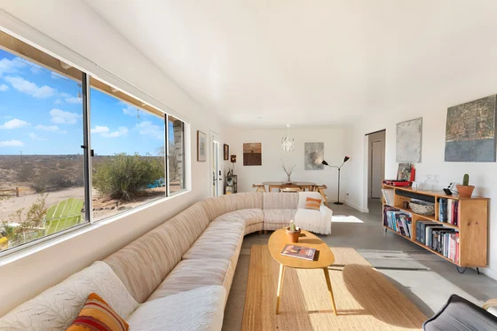 Living room - Image 2